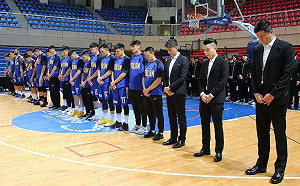 嚴凱泰辭世／裕隆旗下球員齊聚賽前默哀、繫黑絲帶