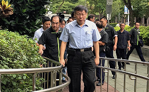 台北市長驗票 柯文哲突造訪選委會