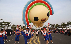 號召千人聖誕裝走上街頭 「OPEN!大氣球遊行」15日高雄登場