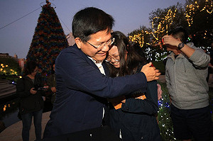 柳川水中耶誕樹今晚點亮  林佳龍：讓台中越來越美