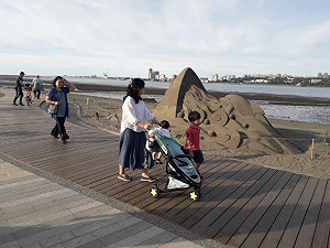 淡水河左岸美景！八里沙雕展延至明年元旦