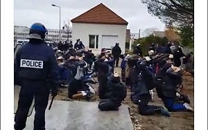 法國學生示威抗議教改  集體罰跪泥地引公憤