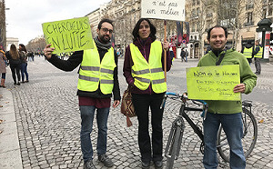 獨裁治國惹民怨  黃背心要馬克宏走下雲端