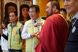 全球唯一行動佛殿抵台南　黃偉哲高思博選後首同台