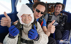 史上最強阿嬤！102歲人瑞高空跳傘破世界紀錄