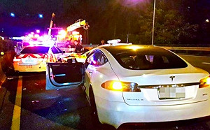 傻眼！特斯拉啟動自駕邊開邊睡 國道2警車執勤遭撞