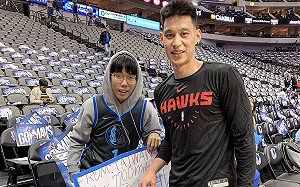 NBA／飛越7700英里  林書豪為台灣粉絲簽名