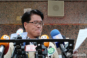 游盈隆登記參選主席  哽咽說：請再愛民進黨一次