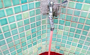 水費狂飆染色抓漏 結果「全社區都用我家的水」？