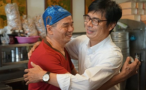 肉粽店遭狂洗負評  陳其邁現身店面給老闆「愛的擁抱」