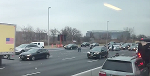 撿錢囉! 美國運鈔車灑50萬餘元  民眾顧搶錢釀2車禍