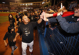 Bye了森林王子！不朽頑童張泰山引退  淚眼告別球迷