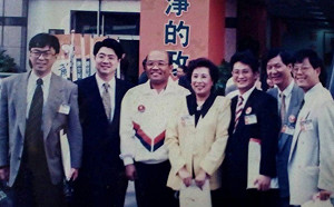 段宜康秀21年前與卓榮泰合照：人的關係變化很大