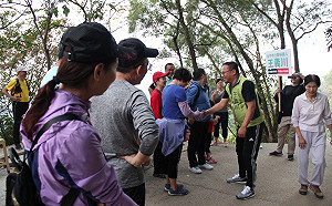 爬山拜票提政見  王義川：已爭取捷運延伸大坑  盼新市府支持