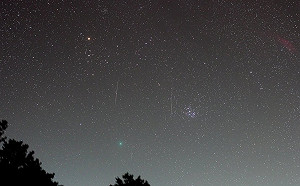 美得像幅畫！雙子座流星雨與46P彗星同框閃爍