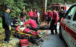 (影) 屏東賽嘉飛行傘墜谷 韓客摔落山崖無呼吸心跳