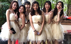 「正妹伴娘群 超強禮車」掀暴動！網友羨慕：有錢真好