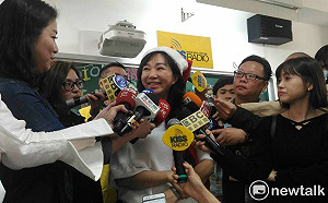 韓國瑜就職典禮 李佳芬禮服藍夾綠象徵包容