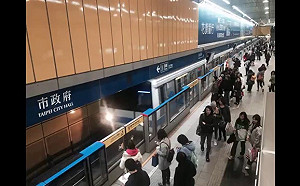 快訊》28歲男子捷運車廂烤刀 10警員出動逮補