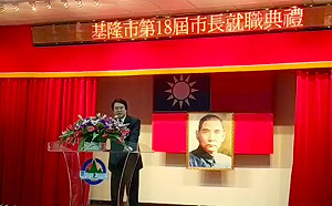 辦公也不忘體恤農民！林右昌就職典禮百箱高麗菜當贈禮