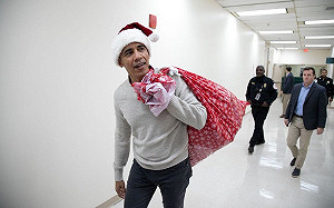 歐巴馬耶誕老人上身  扛禮物分送病童惹哭家屬