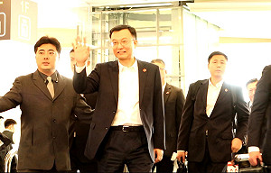 （影）周波離台稱「收穫很多」  獨派青年送豬肉抗議