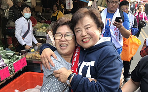 沈智慧東興市場掃街  熱情支持者獻上擁抱