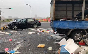 又是酒駕！鳳山轎車撞翻小貨車 3人受傷送醫