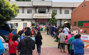 搶救菜價崩盤危機！何欣純推3張發票換高麗菜挺農民