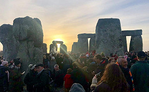 英格蘭巨石陣冬至日出奇觀  吸引數千人潮湧入目睹