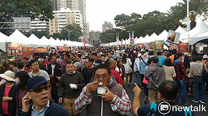 韓國瑜就職前夕 愛河聖誕市集熱鬧滾滾