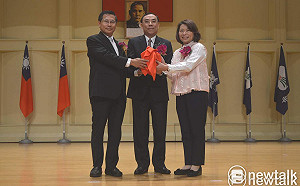 嘉義市長交接典禮，涂醒哲兩度酸黃敏惠被噓