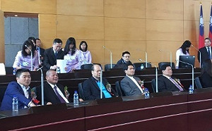 花絮》台中市正、副議長選舉 網友發現他們在場邊……