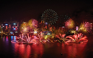 香港600秒跨年煙火史上最狂　澳門高科技光雕秀隔海對尬