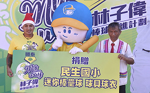 林子偉扮聖誕老人　回那瑪夏母校送大禮