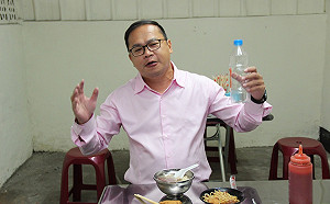 盧秀燕送谷關空氣瓶  王義川以「炒麵空氣瓶」調侃