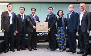 郭信良拜會  黃偉哲贈「龍鳳祥」盼開創「良哲祥」新局