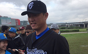 現場直擊／你沒看錯！王建民現身河濱公園還拿勝投(影)