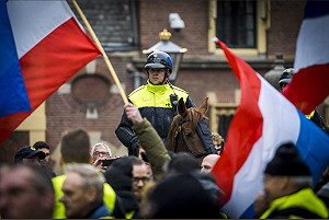 荷蘭海牙也爆黃背心抗議  騎警驅散示威民眾