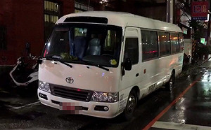 小巴司機推開女友 丟下乘客車停匝道跳下身亡