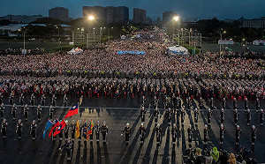 （影）元旦升旗典禮 盼新的一年「勇敢自信　世界同行」