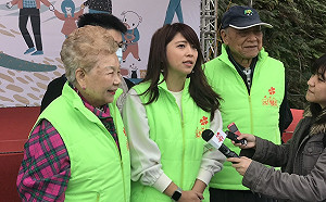 柯爸媽幫陳思宇助選？稱健走剛好遇到