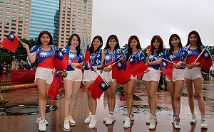 新北升旗 元旦女孩吸睛、紀念毛巾搶手