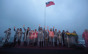 大風雨中升旗迎新年 林右昌：更顯意義