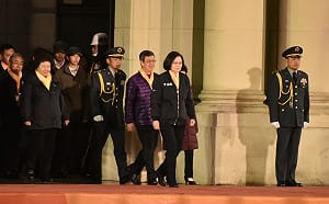 笑噴！元旦升旗「司儀大破音」...網友虧：昨天跑去嗨了