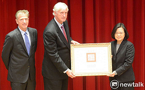 表彰羅慧夫醫療人道奉獻　總統頒發褒揚令