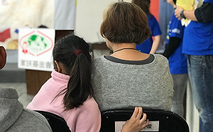 八歲幼女幫嬤賣檳榔　隔代教養弱勢家庭十年暴增一倍