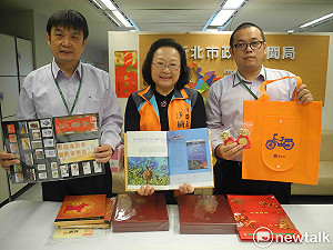 107年郵票冊開賣　板橋郵局加贈招財錢母