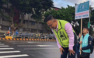 站超直  腰彎得不夠低  走路像機器人  原來阿川跟周董一樣……