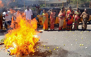 印度女性入神廟衝突未歇 英國發布旅遊警示